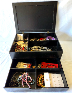 lot 520 image: Jewelry box full of fashion jewelry