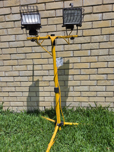 lot 556 image: Portable utility dual work lamp suitable for wet locations