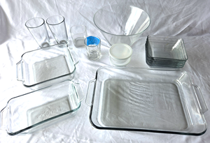 lot 572 image: Anchor Hocking glass bakeware and other glassware