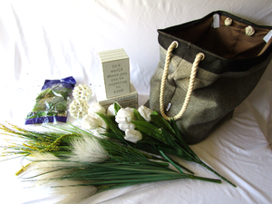 lot 577 image: Assorted home decor including artificial flowers, canvas tote bag plus