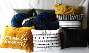 lot 592 image: Assorted throw pillows