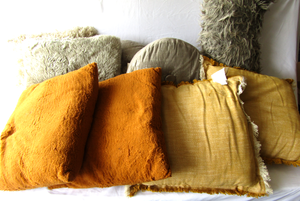 lot 593 image: Assorted throw pillows