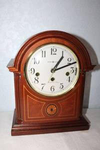 lot 12 image: Howard Miller Westminster battery operated mantle clock