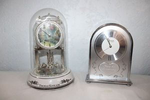 lot 14 image: Thomas Kinkade dome clock and 1st anniversary desk clock