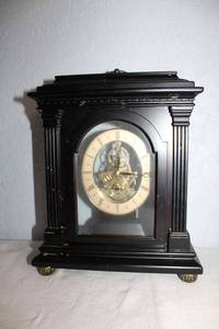 lot 17 image: Mantle clock