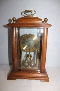 lot 19 image: Mantle clock with spinners