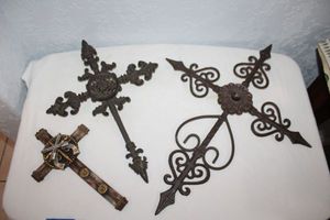 lot 34 image: Cast iron and Western style crafted crosses