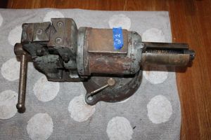 Multi purpose bench vise