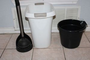 lot 41 image: Simple Human plunger, small trash can and bucket