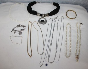 lot 46 image: Jewelry selection