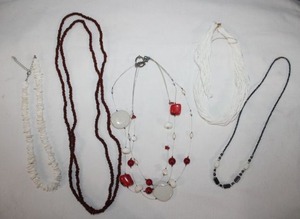 lot 51 image: Jewelry selection with chip beads