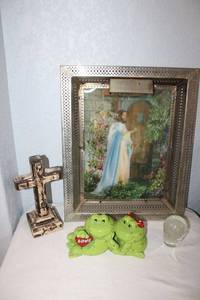 lot 52 image: Home dcor 3D Jesus picture, wooden cross, ceramic frogs piggy bank and glass art with glowing jellyfish