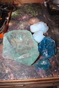 lot 82 image: Glass and stone pieces