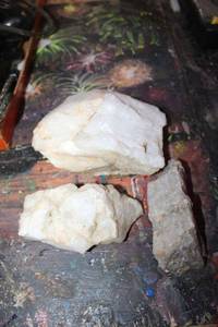 lot 83 image: Quartz stone pieces