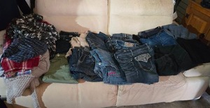 lot 167 image: Generous amount of womens jeans and pants