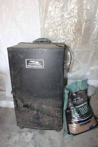 lot 138 image: Masterbuilt Sportsman Elite smoker with mesquite pellets