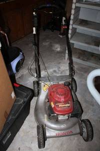 lot 143 image: Honda lawn mower, model HRR2167VXA