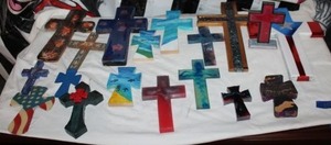 lot 150 image: Resin and decorative crosses