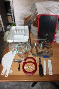 lot 163 image: Kitchen items