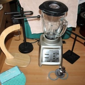lot 165 image: Blender and towel racks