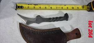 lot 264 image: Twisted carbon steel hunting knife
