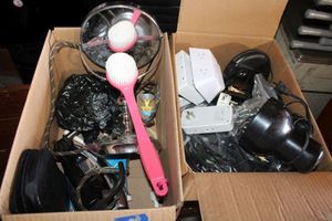 lot 198 image: Bathroom items and charger cables