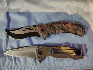 lot 235 image: Knives camo design hunting knives
