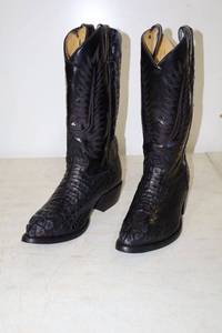lot 196 image: Black boots size 8.5