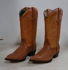 lot 198 image: Red Diamond light brown boots size 9