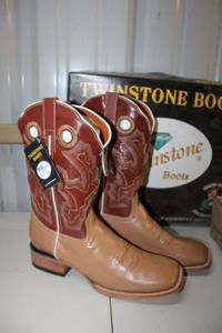 lot 11 image: Twinstone brown boots size 9