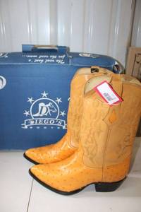 lot 26 image: Diegos mango color cowboy boots size 10