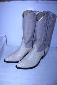 lot 101 image: Sand color boots size 10