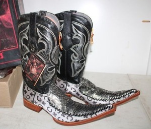 lot 102 image: Los Altos greyblack snake color boots size 10