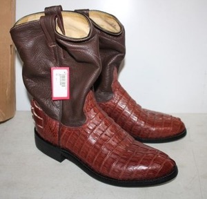 lot 29 image: Short brown walking boots size 10.5