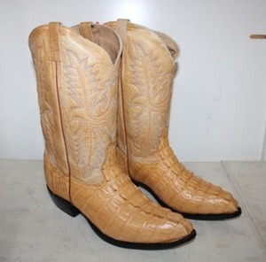 lot 31 image: Sand color boots size 10