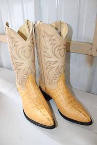 lot 36 image: Sand color boots size 9.5