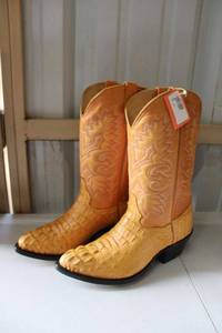 lot 39 image: Hacienda Golden butter color boots size 9