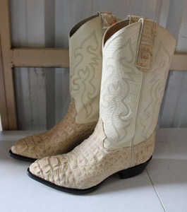 lot 40 image: Sand color boots size 8.5