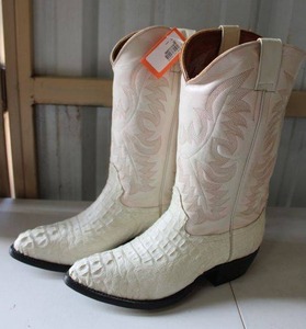lot 43 image: Off white color boots size 9.5