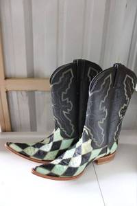 lot 44 image: Herrera green and black boots size 9.5