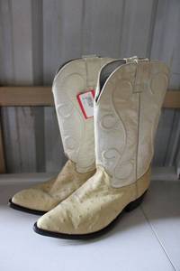 lot 47 image: Off whitebone color boots size 9