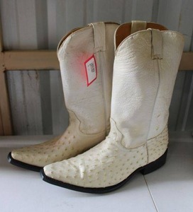 lot 53 image: Off white color boots size 8.5