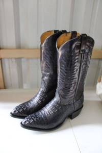 lot 60 image: Black cowboy boots size 9.5