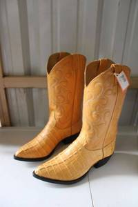 lot 64 image: Golden butter color boots size 9.5