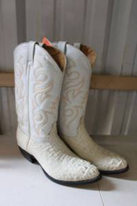 lot 73 image: Off white color boots size 9.5