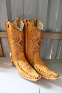 lot 74 image: Red Diamond Buttercup color boots size 9.5