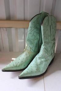 lot 76 image: Hererra Green color Ostrich boots size 8