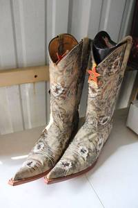 lot 77 image: Los Altos Oryx color ripped jean style boots size 9.5