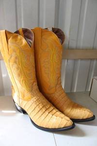 lot 79 image: Buttercup color boots size 9.5