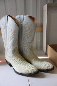 lot 82 image: Bone color boots size 9.5
